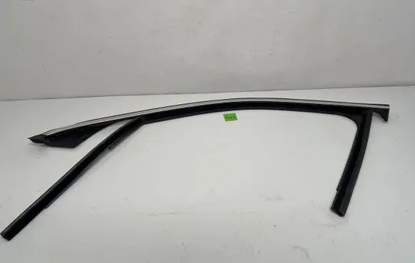 Mercedes-Benz GLC C253 Front door glass trim molding A2537250182
