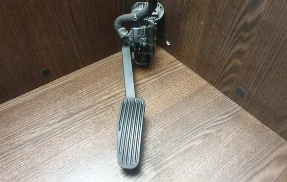 Volvo S60 Accelerator throttle pedal 30636004