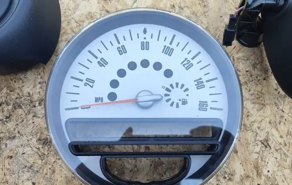Speedometer (instrument cluster)