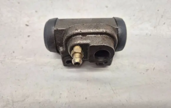 Peugeot 306 Rear brake cylinder 63900170