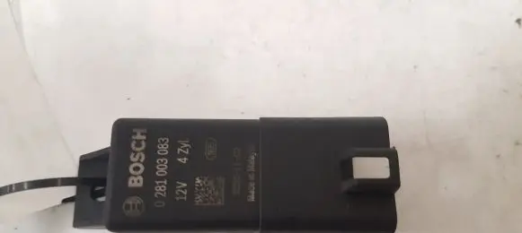 Volkswagen Golf VI Glow plug pre-heat relay 0281003083