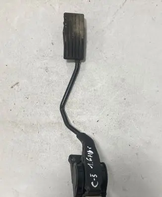 Accelerator throttle pedal