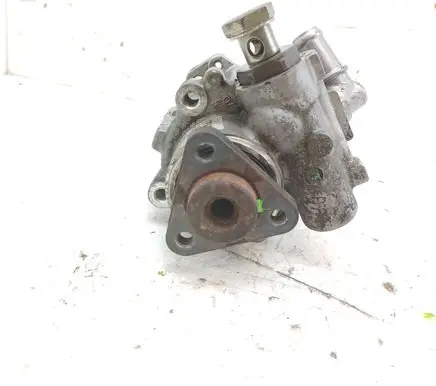 Volkswagen PASSAT B5 Power steering pump 8D0145155Q