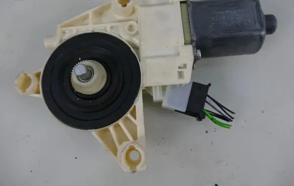 Mercedes-Benz E W212 Front door window regulator motor A2129066802