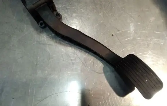 Accelerator throttle pedal