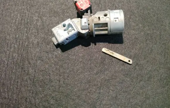 Renault Kangoo II Ignition lock 8200214168