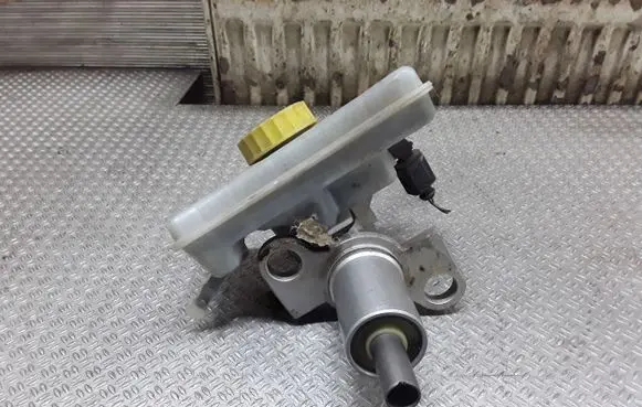 Audi A6 S6 C6 4F Master brake cylinder 32067009