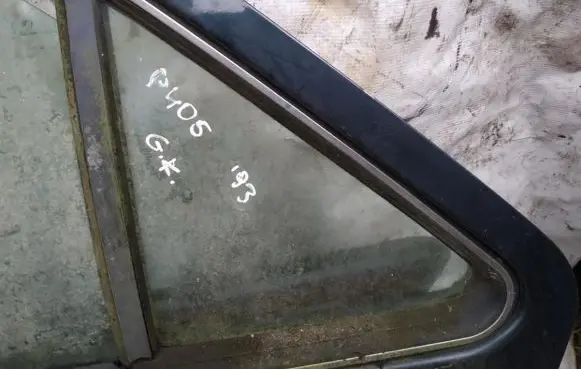 Peugeot 405 Rear vent window glass 