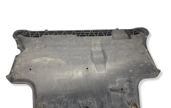Volkswagen PASSAT B8 Engine splash shield/under tray 3Q0825901A 3Q0825902A