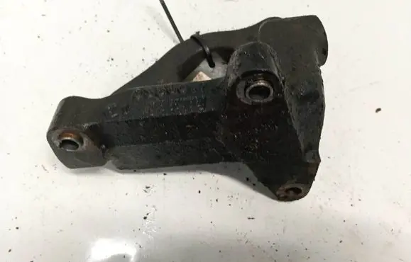 Engine mounting bracket
