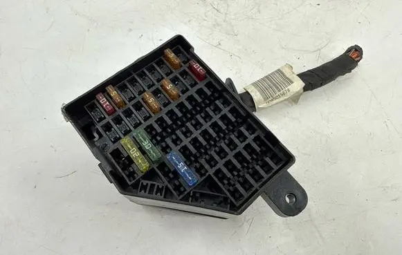 Volkswagen PASSAT B6 Fuse module 3C0880204E