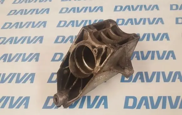 Engine mounting bracket
