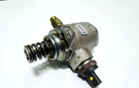 Volkswagen PASSAT B7 Fuel injection high pressure pump 03C127026E 160211 081402
