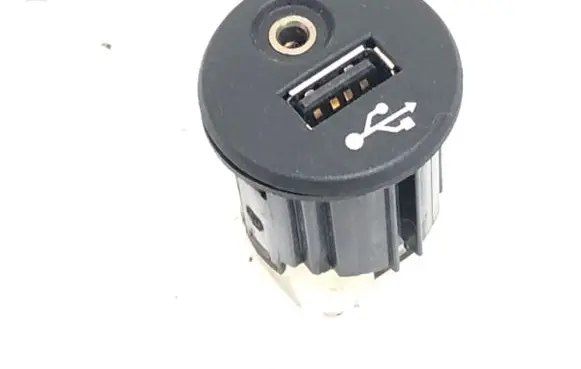 Nissan Juke I F15 USB socket connector 28023-BH00A