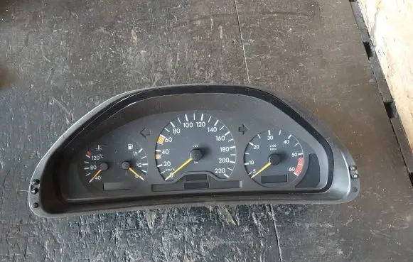 Mercedes-Benz E W210 Speedometer (instrument cluster) 2105400548