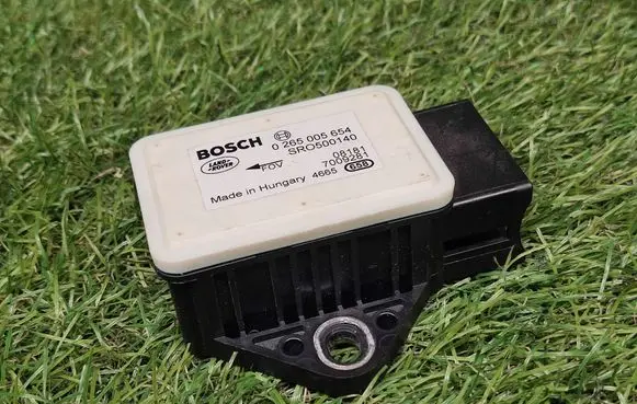 Land Rover Discovery 3 - LR3 ESP acceleration yaw rate sensor SRO500140 0265005654