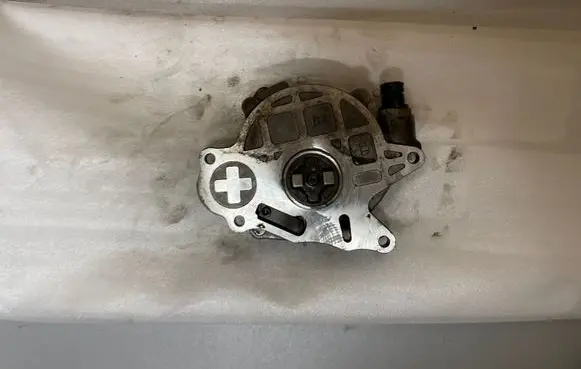 Volkswagen PASSAT B7 Vacuum pump 03L145100