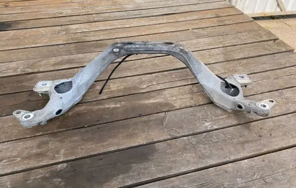 Volkswagen Touareg II Engine mounting bracket 7L8199207A