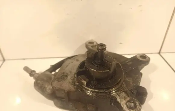 Toyota RAV 4 (XA30) Vacuum pump 21110666