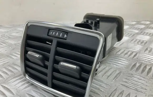 Audi Q3 8U Rear air vent grill 8U0819203