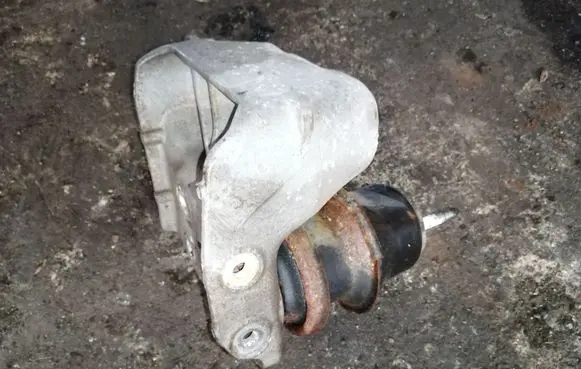 Subaru Outback Engine mount bracket