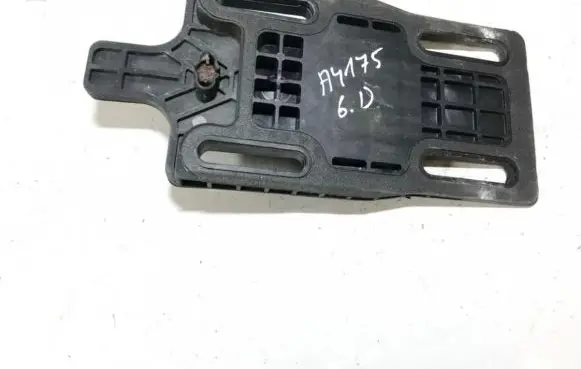Rear bumper mounting bracket
