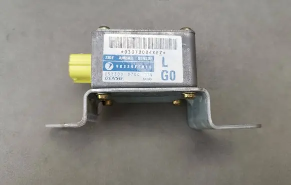 Subaru Impreza II Airbag deployment crash/impact sensor 98235FE010 03070006KE7 2523000700