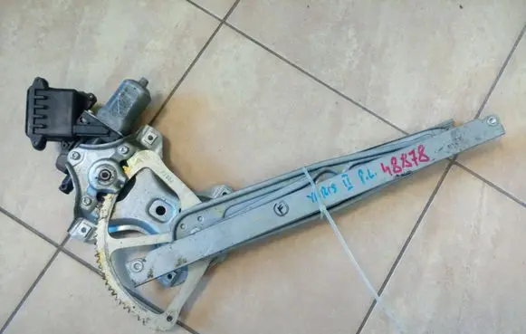 Toyota Yaris Front door window regulator with motor 857020F010 NE48878