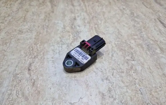 Toyota Avensis T250 Airbag deployment crash/impact sensor 8983305010 064304381E