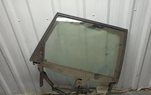 Rear door manual window regulator