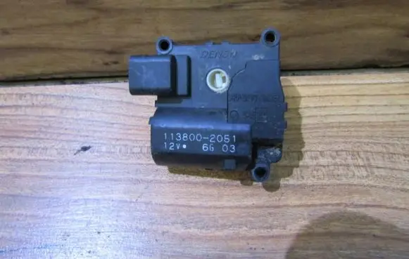 Toyota Corolla Verso AR10 Air flap motor/actuator 1138002051 113800-2051
