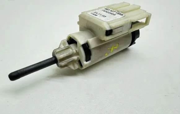 Audi A4 S4 B7 8E 8H Brake pedal sensor switch 8E0927189B 19322005 1008