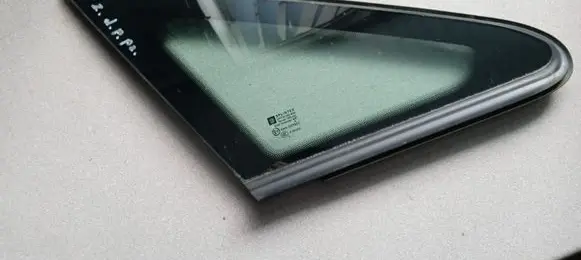 Opel Zafira B Front triangle window/glass 13123921