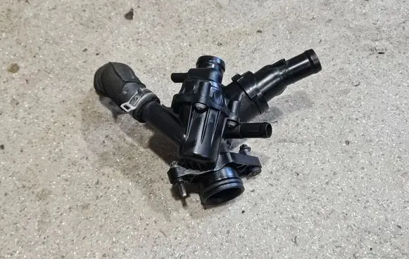Thermostat/thermostat housing