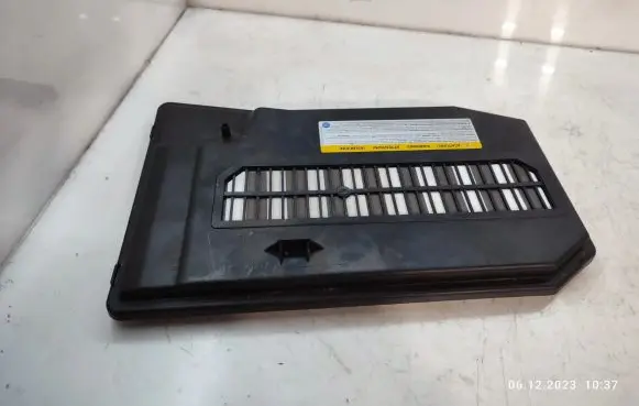 Volkswagen Touareg II Battery box tray cover/lid 7L0864643