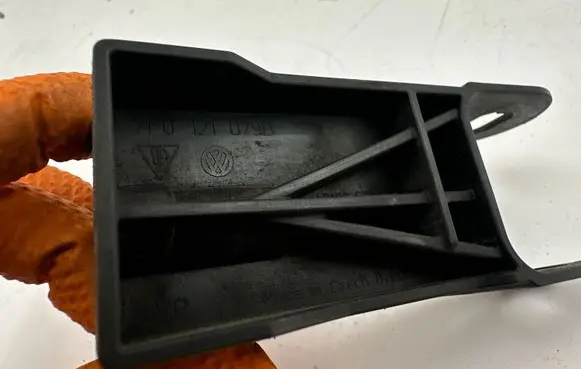 Volkswagen Touareg II Radiator mount bracket 7P0121079B