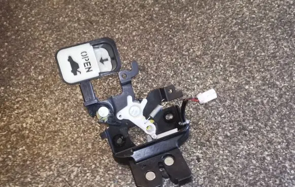 Mazda 3 I Tailgate/trunk/boot lock/catch/latch