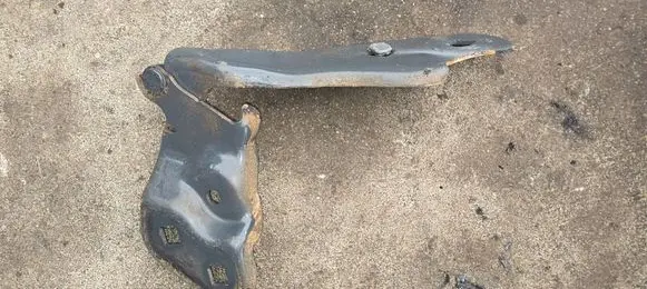 Engine bonnet/hood hinges