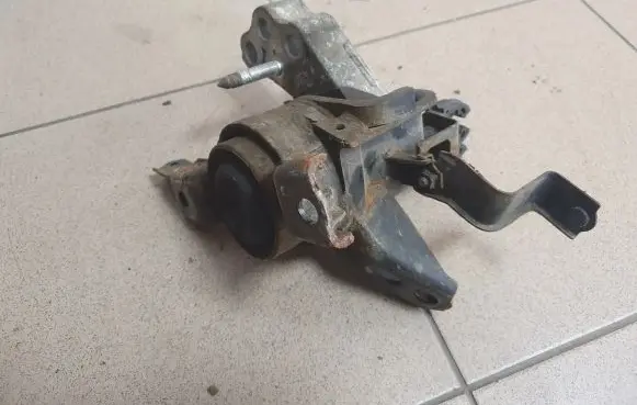 Toyota Auris 150 Engine mount bracket