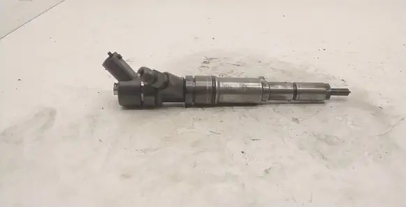 BMW 5 E39 Fuel injector 7785984 0445110047