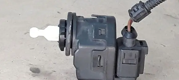 Headlight level adjustment motor