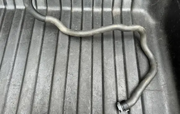 Engine coolant pipe/hose