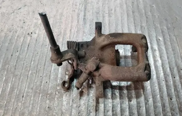 Volkswagen Jetta VI Rear brake caliper
