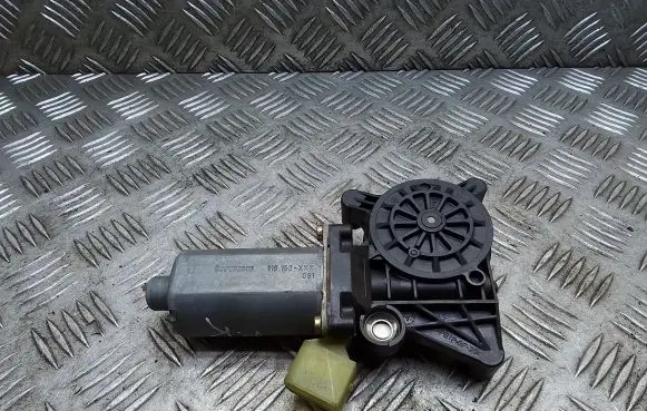 Mercedes-Benz E W210 Front door window regulator motor 0130821708