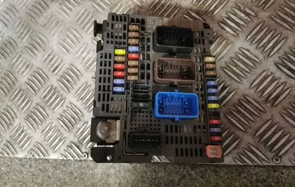 Peugeot 508 Fuse module 9674922080