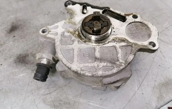 Volkswagen PASSAT CC Vacuum pump 03L145100F