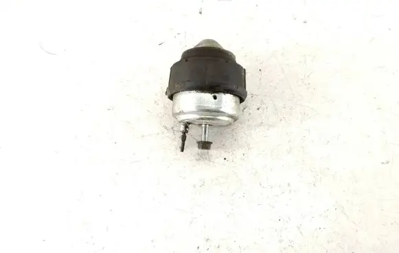 Volvo V70 Engine mount bracket