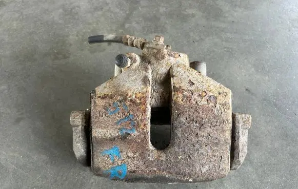 Volkswagen Golf V Front brake caliper
