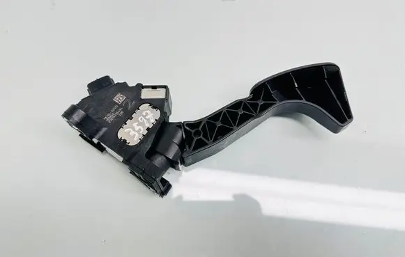 Toyota Auris E180 Accelerator throttle pedal 7811002120 6TB657000