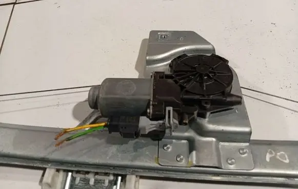 Citroen Berlingo Front door window regulator motor 402104B